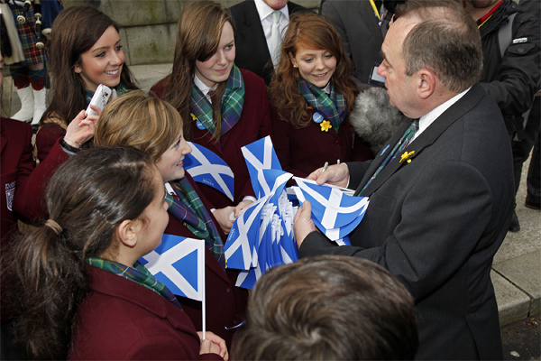First Minister, Alex Salmond greets school St Ninian School children
